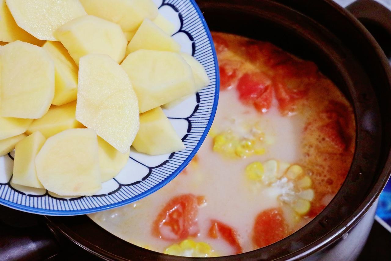 玉米番茄排骨汤的做法，番茄排骨汤怎么做？-12