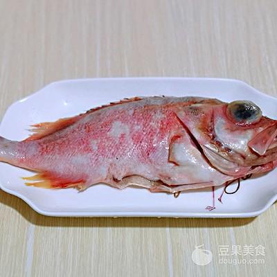 石斑鱼怎么做好吃（红烧石斑鱼的家常做法）-2