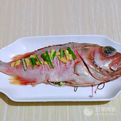 石斑鱼怎么做好吃（红烧石斑鱼的家常做法）-4