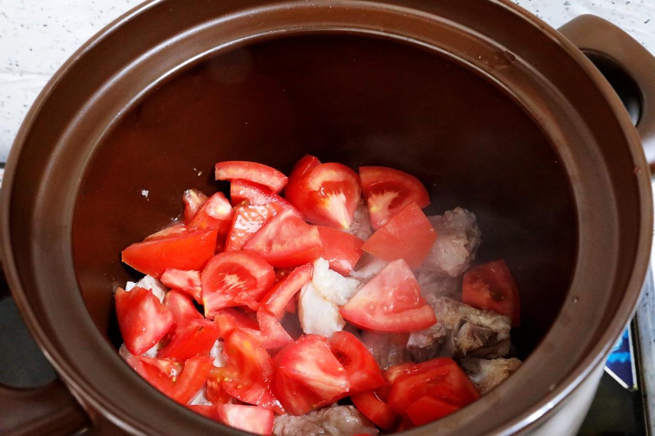 玉米番茄排骨汤的做法，番茄排骨汤怎么做？-9