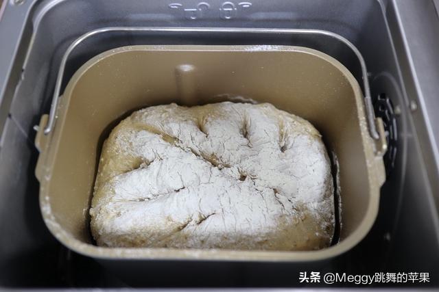 面包预拌粉还需要放酵母吗_如何用面包机做面包-15