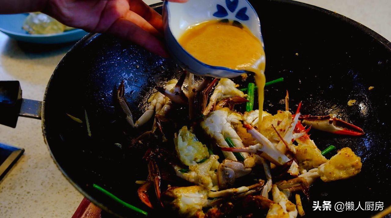 梭子蟹怎么做好吃又简单_葱姜炒梭子蟹的做法-19