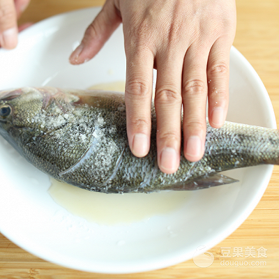 红烧鱼的家常做法简单（怎样红烧鱼好吃又简单）-4