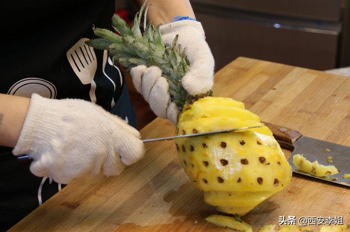 菠萝怎么削皮简单又不浪费_用普通刀怎样削菠萝-6