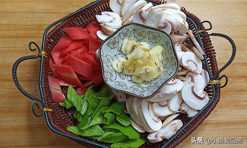 猪肉炒口蘑的家常做法_口蘑炒肉片怎么做才好吃又简单-4