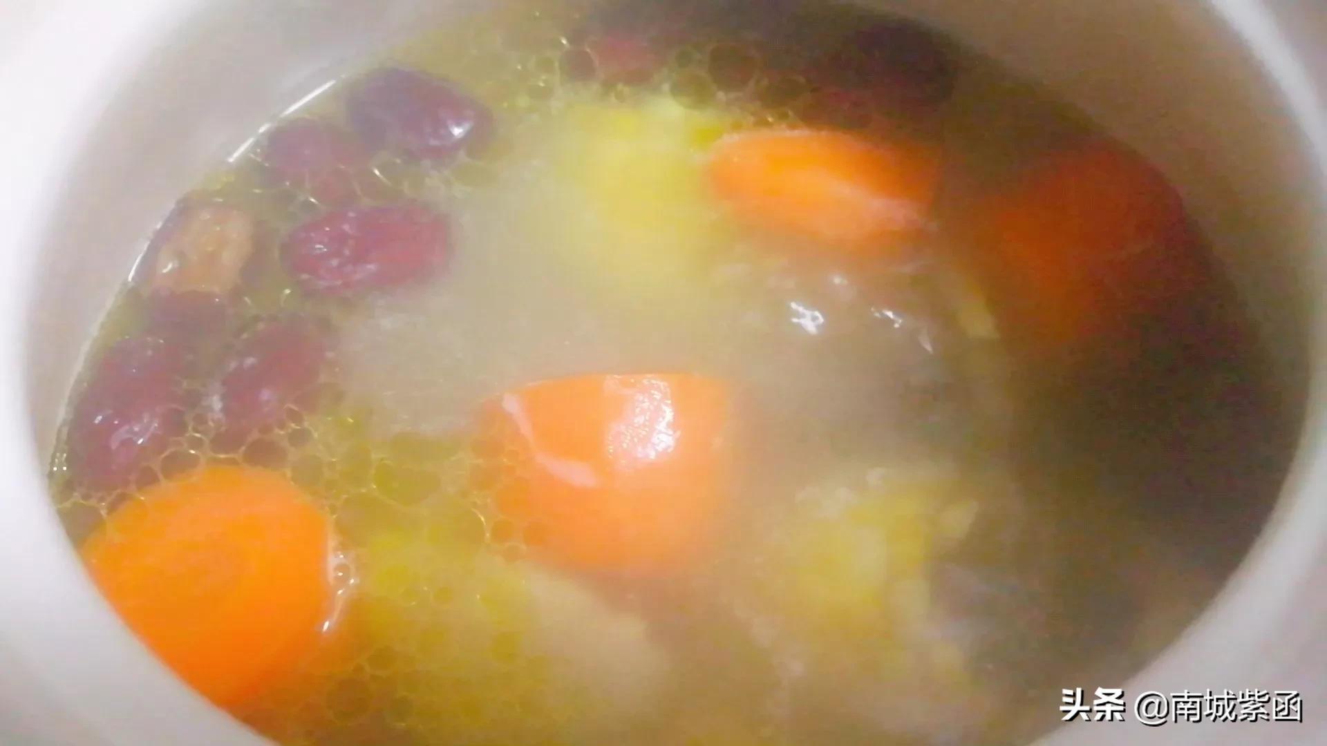 玉米胡萝卜鸡汤要煮多久_胡萝卜玉米鸡汤的做法-5