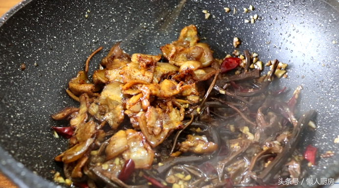 鲜茶树菇炒肉的家常做法，茶树菇炒肉片怎么做好吃窍门？-12