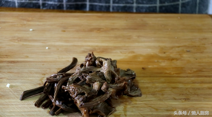 鲜茶树菇炒肉的家常做法，茶树菇炒肉片怎么做好吃窍门？-3