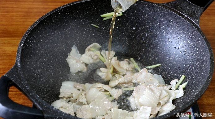 鲜茶树菇炒肉的家常做法，茶树菇炒肉片怎么做好吃窍门？-7