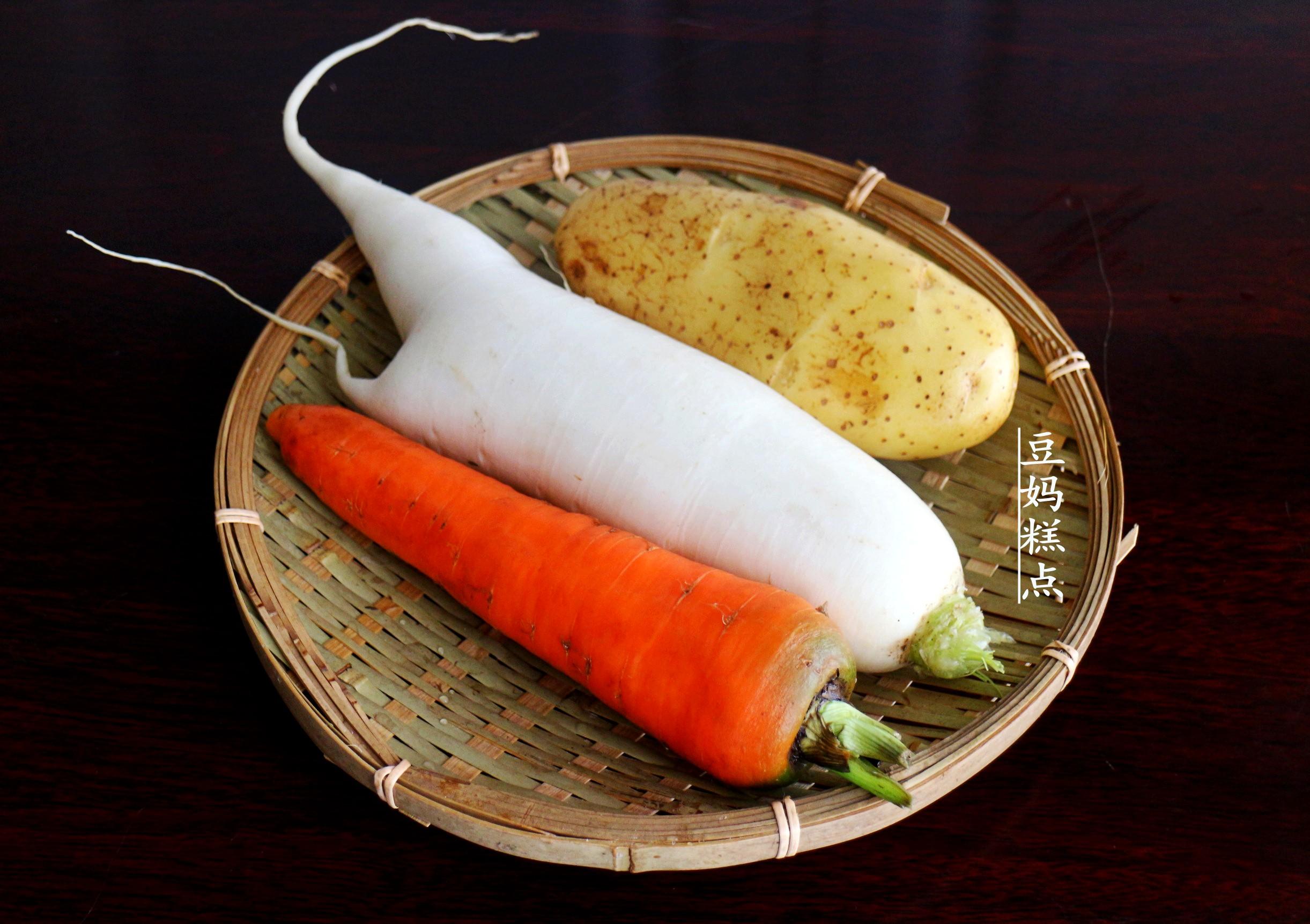 红萝卜和土豆怎么炒好吃（土豆炒红萝卜的做法）-4