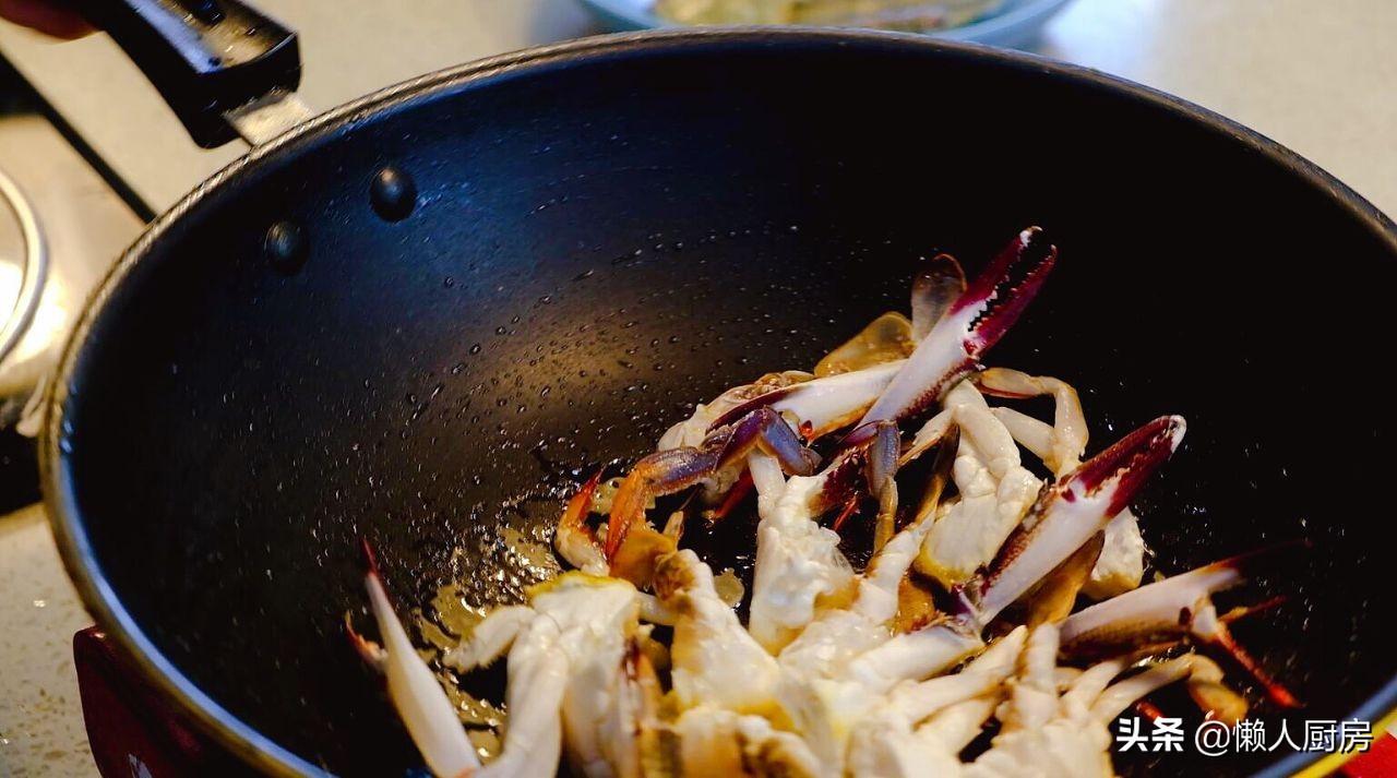 梭子蟹怎么做好吃又简单_葱姜炒梭子蟹的做法-15