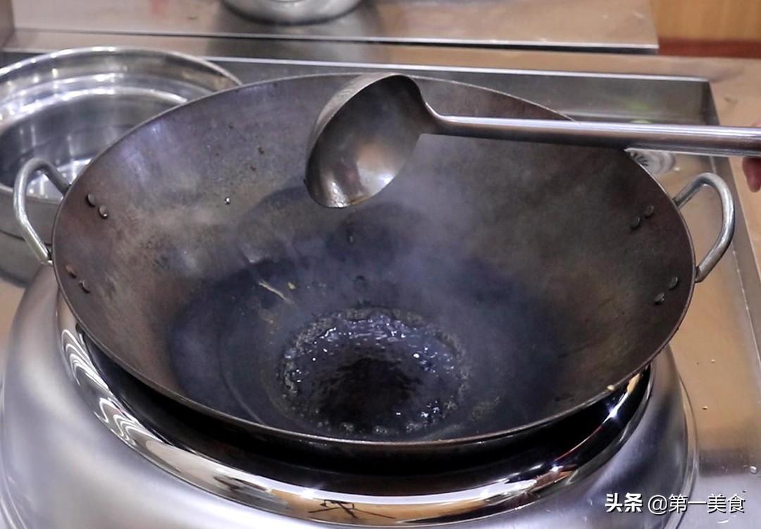 清蒸鲈鱼怎么蒸皮不裂开_饭店的清蒸鲈鱼怎么做-8