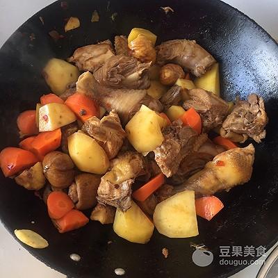 土豆炖鸡汤怎么炖好吃（板栗土豆炖鸡的做法）-9