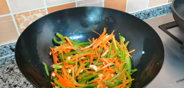 洋葱胡萝卜青椒炒肉片的做法_秋葵黄豆酱料怎么做好吃-5