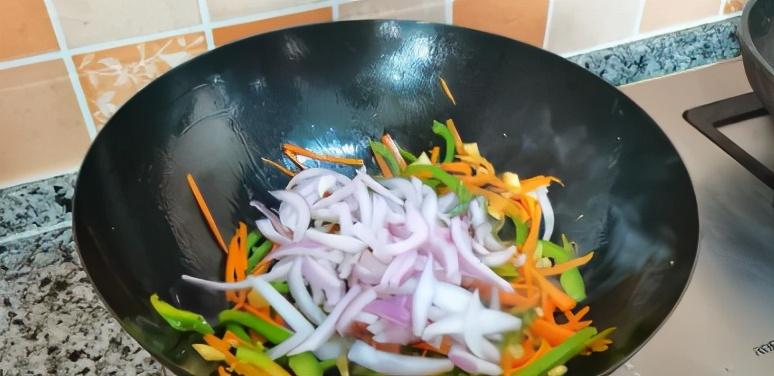洋葱胡萝卜青椒炒肉片的做法_秋葵黄豆酱料怎么做好吃-6