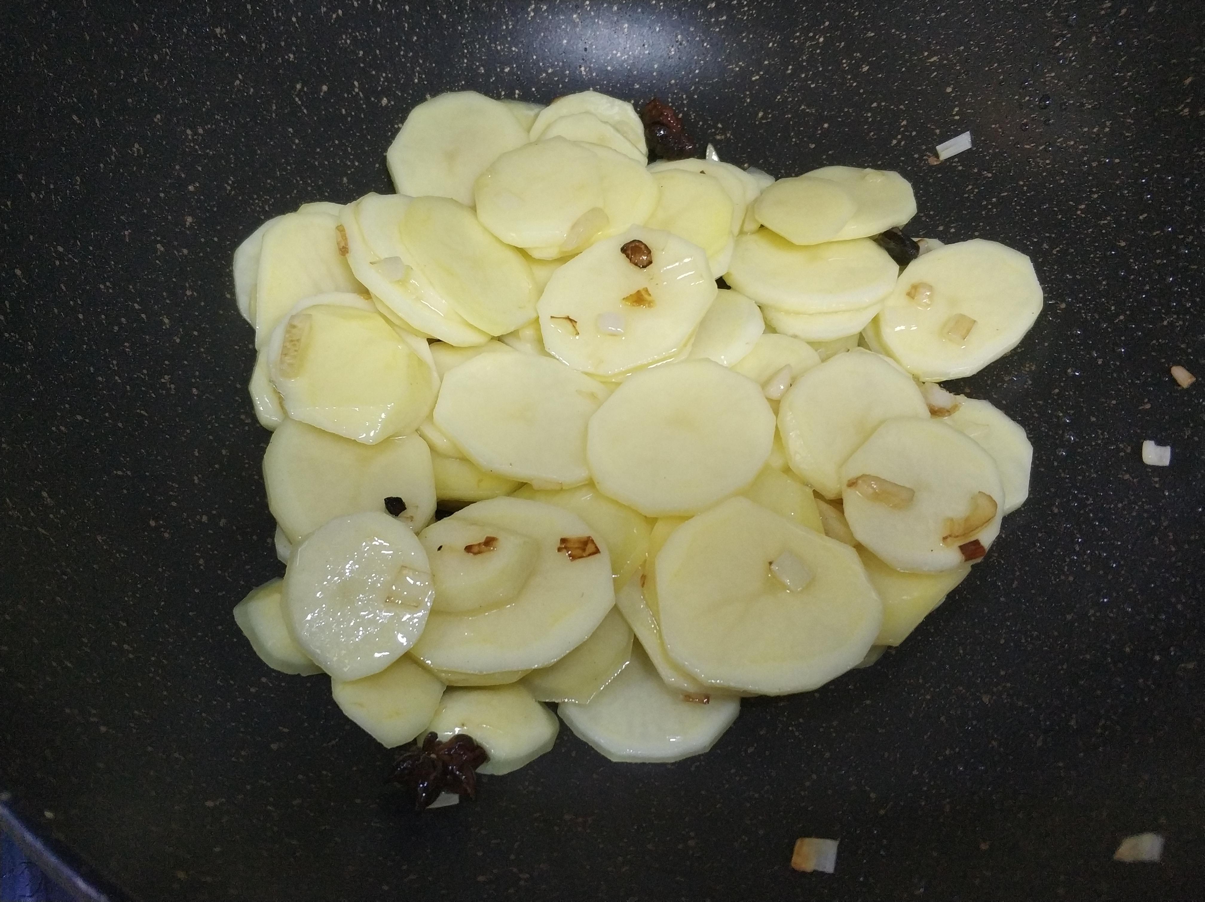 尖椒土豆片怎么做好吃_素炒土豆片如何做好吃-7