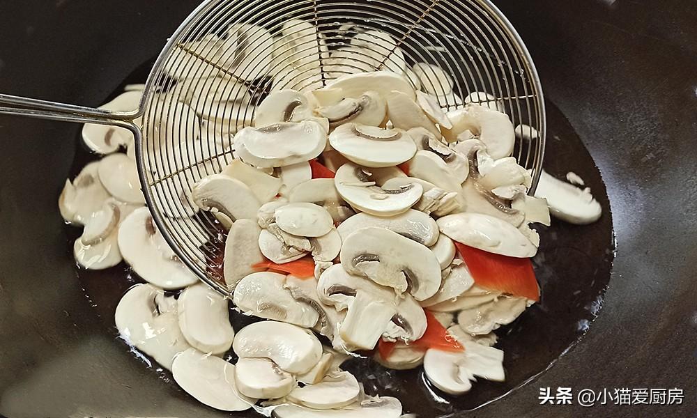 猪肉炒口蘑的家常做法_口蘑炒肉片怎么做才好吃又简单-6