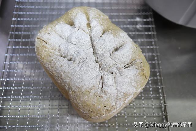 面包预拌粉还需要放酵母吗_如何用面包机做面包-16