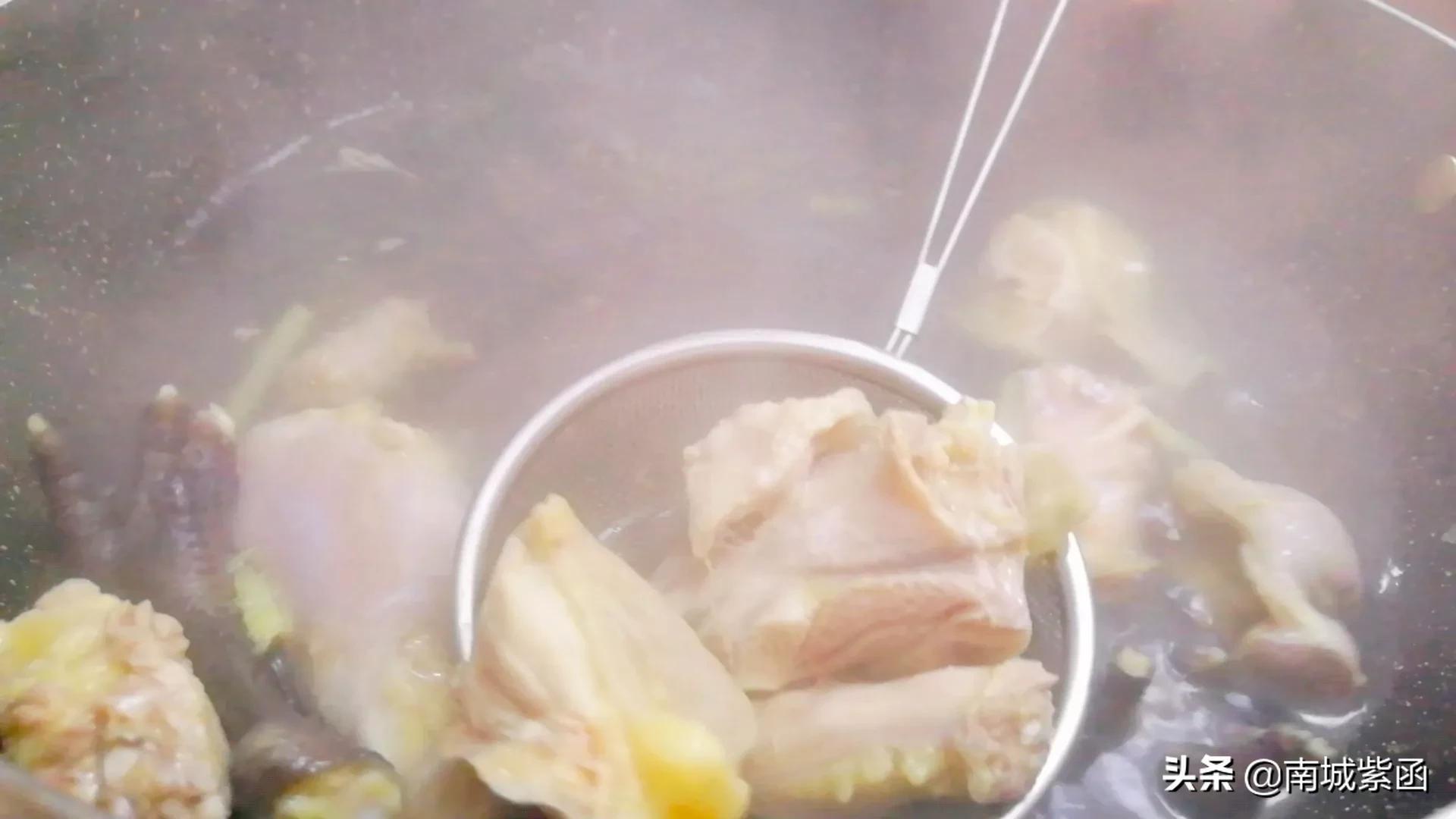 玉米胡萝卜鸡汤要煮多久_胡萝卜玉米鸡汤的做法-3