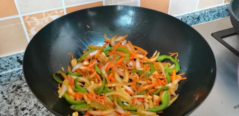 洋葱胡萝卜青椒炒肉片的做法_秋葵黄豆酱料怎么做好吃-7