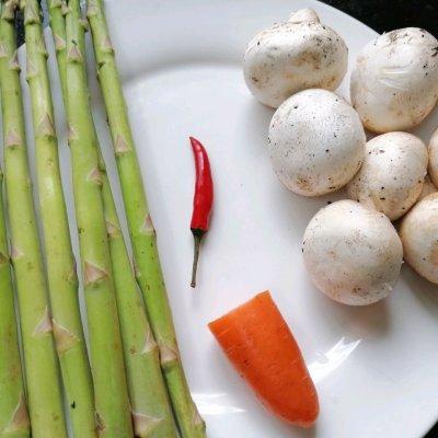 芦笋和香菇怎么做好吃（芦笋炒蘑菇的做法）-2