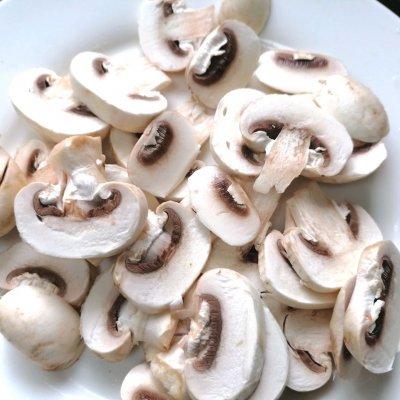 芦笋和香菇怎么做好吃（芦笋炒蘑菇的做法）-6