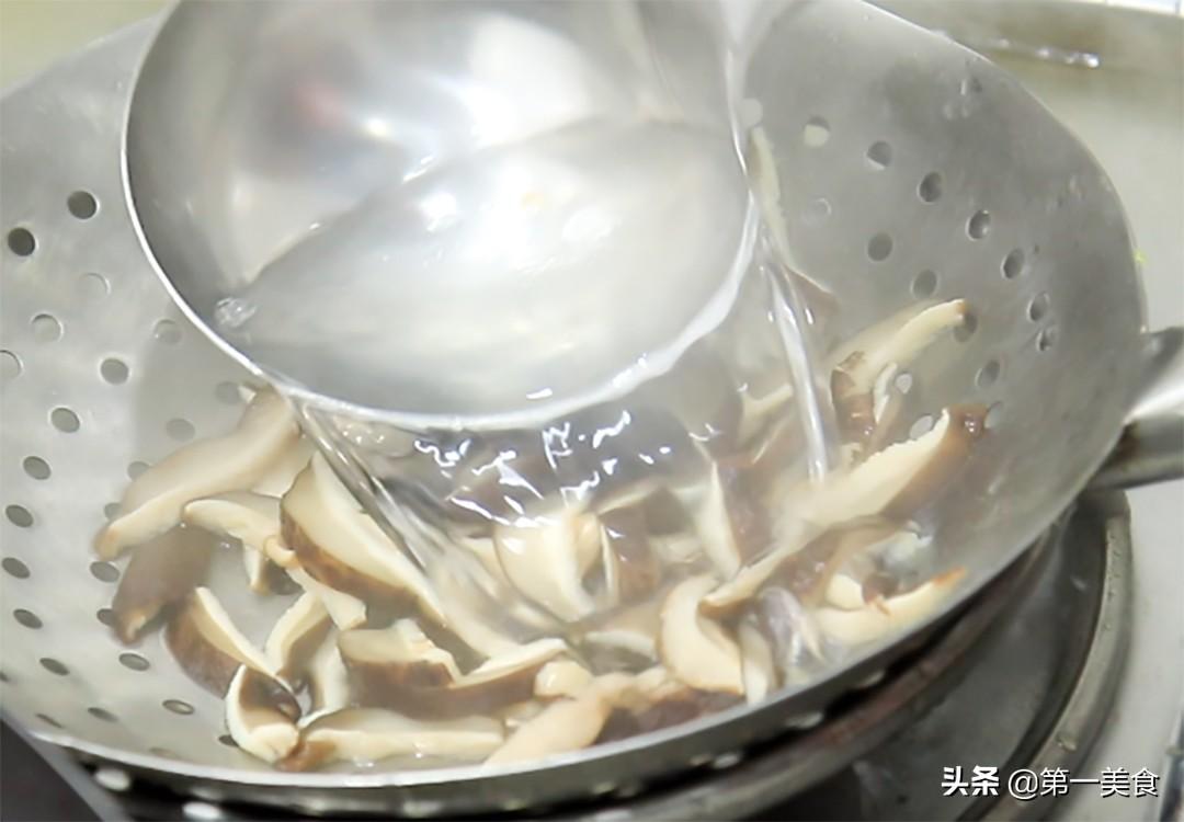 香菇炒肉怎么炒好吃_小香菇炒肉片的家常做法-8