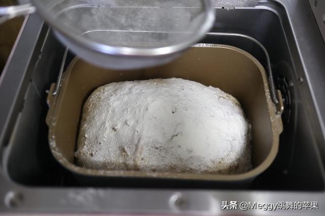 面包预拌粉还需要放酵母吗_如何用面包机做面包-12