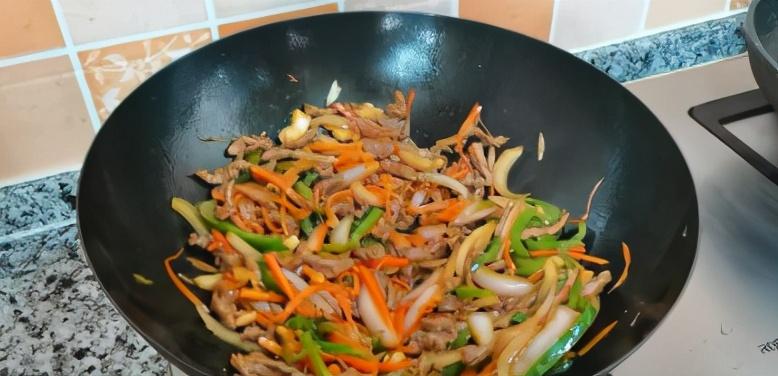 洋葱胡萝卜青椒炒肉片的做法_秋葵黄豆酱料怎么做好吃-8