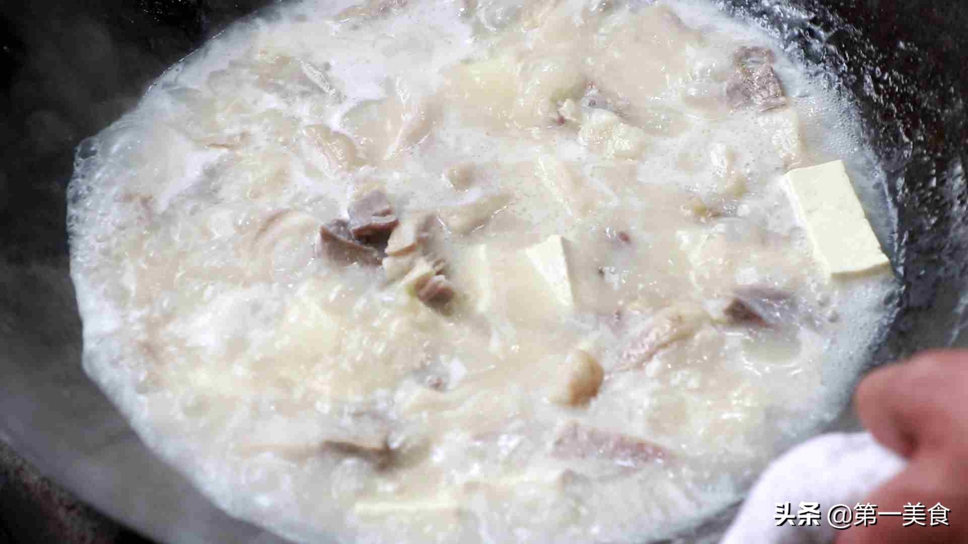 白炖羊肉汤怎么做好喝（羊肉炖豆腐汤的做法）-9