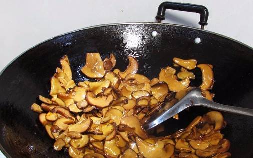 炒蘑菇的家常做法大全_素炒蘑菇怎么做好吃-1