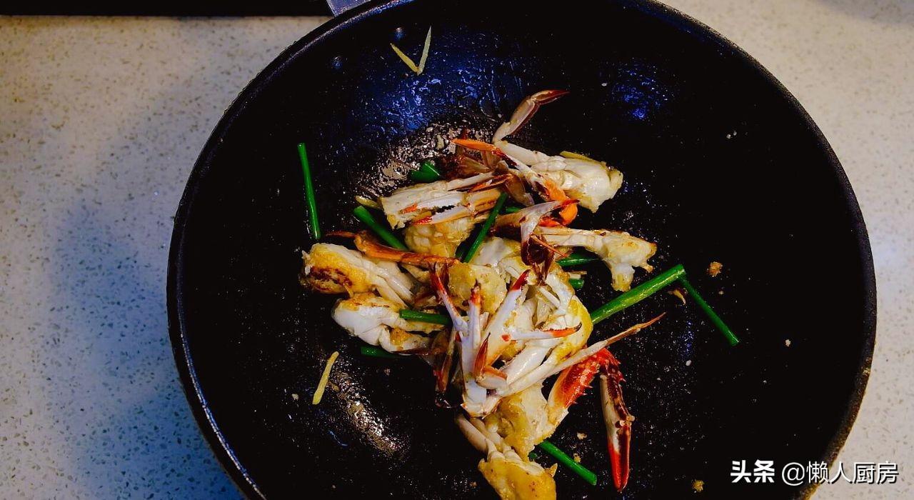 梭子蟹怎么做好吃又简单_葱姜炒梭子蟹的做法-18