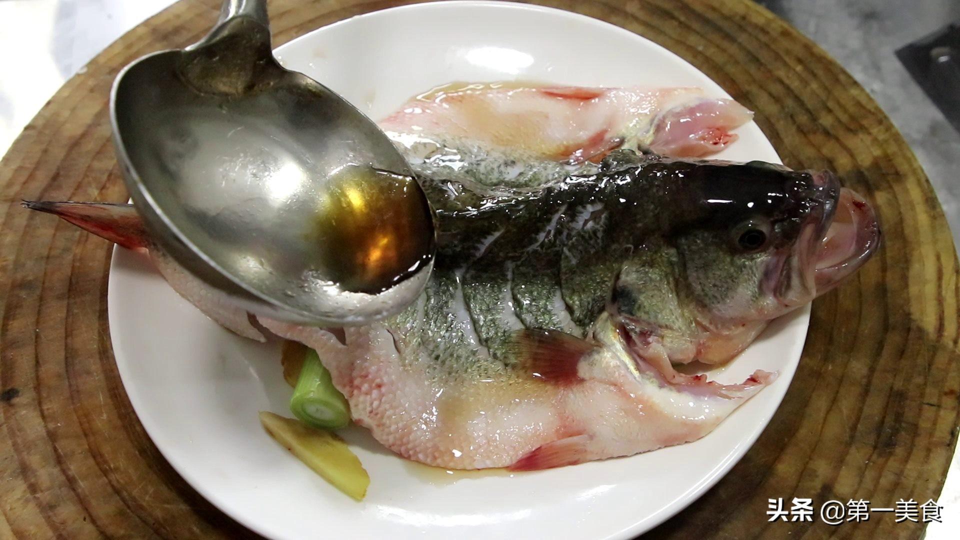 鲈鱼清蒸怎么做好吃 正确的蒸鲈鱼方法-4