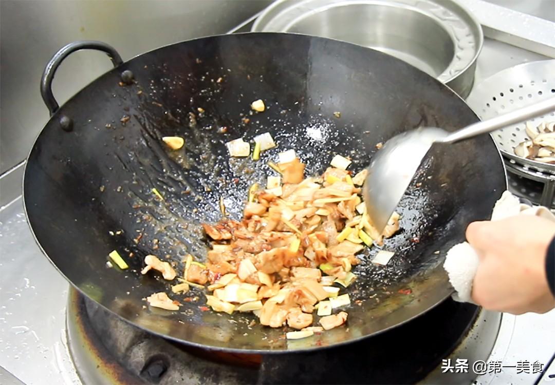 香菇炒肉怎么炒好吃_小香菇炒肉片的家常做法-9