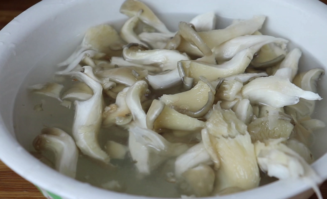 平菇的做法_白蘑菇怎么炒好吃又简单-2