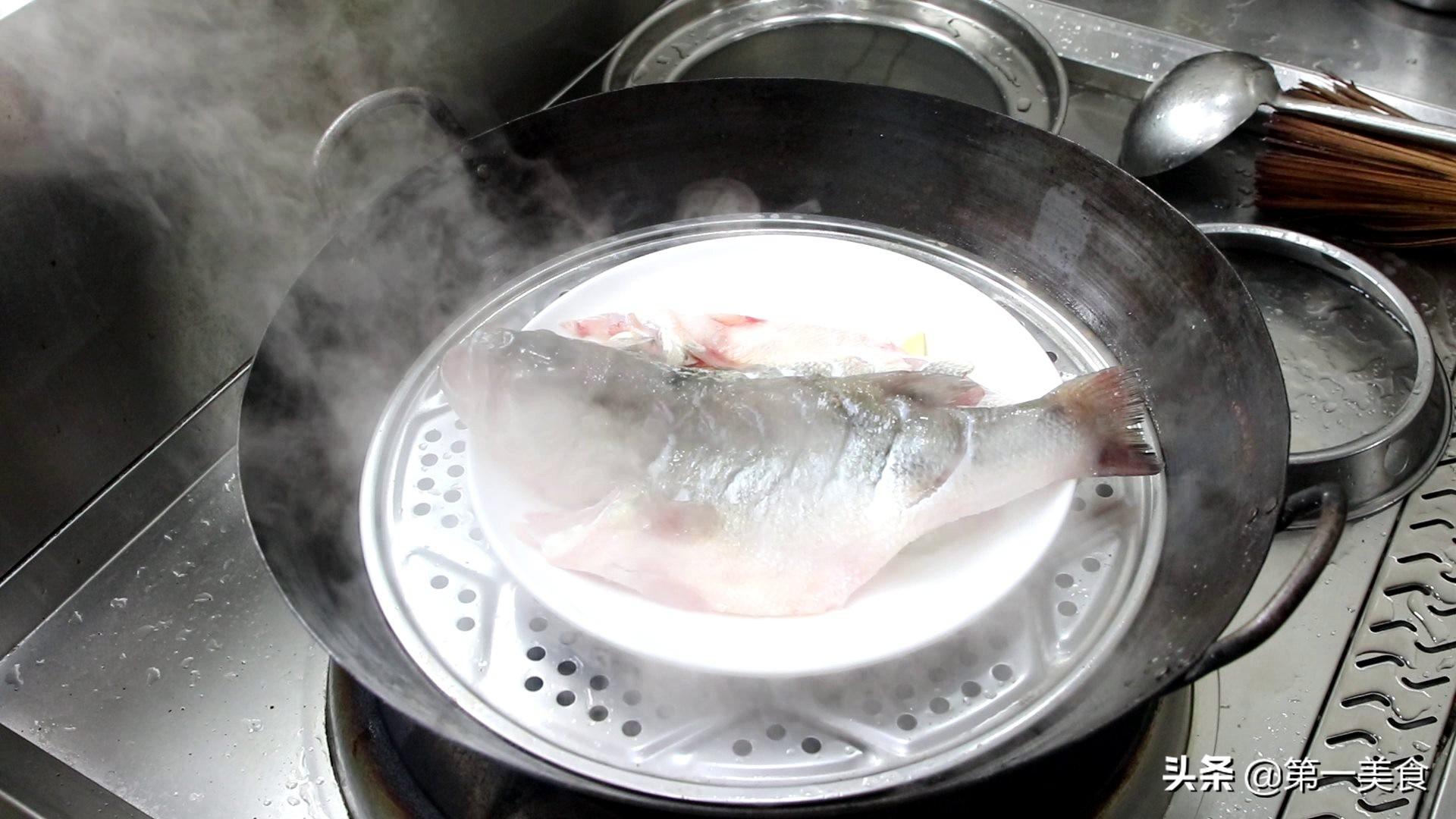 鲈鱼清蒸怎么做好吃 正确的蒸鲈鱼方法-5
